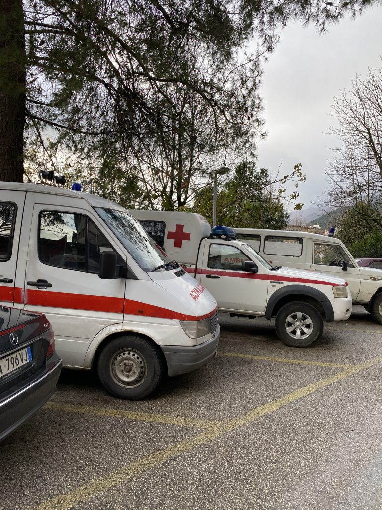 Ambulance in Albanië naar het ziekenhuis.